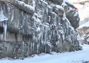 Şırnak'ta soğuk hava Habur Çayı'nı dondurdu