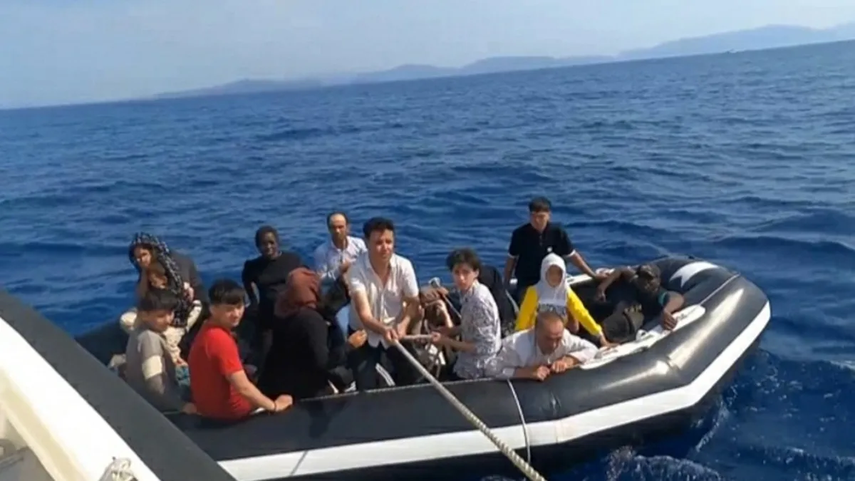 İzmir'de lastik botla itilen 10'u çocuk 23 düzensiz göçmen kurtarıldı