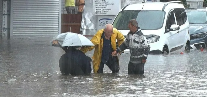 Ankara'da yollar göle döndü ekipler yetersiz kaldı! Birçok iş yerini su bastı çöken yola araba düştü