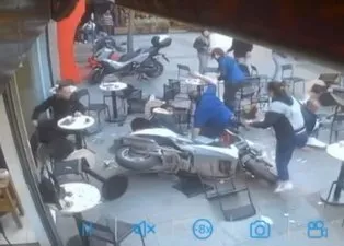 İstanbul Fatih’te akılalmaz kaza! Motosikletle kafeye kaldı ortalık savaş alanına döndü