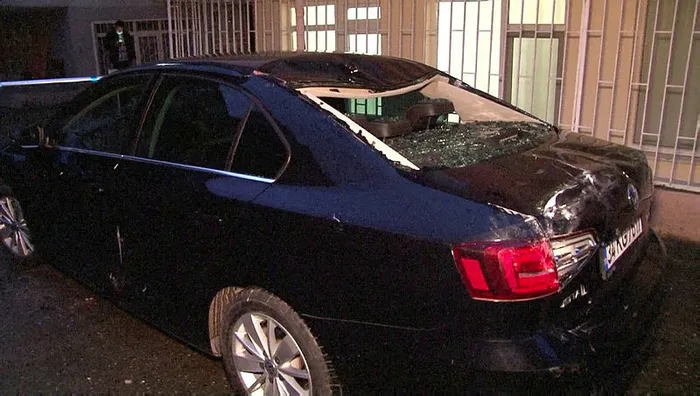 İstanbul Üsküdar’da istinat duvarı çöktü! 4 otomobil zarar gördü - 3