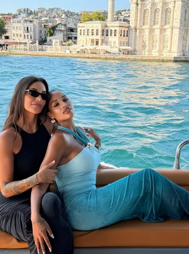 super-ligin-yengeleri-bogazda-bulustu-dogum-gunu-surprizi-dikkat-cekti-1785307929112.jpg Süper Lig'in yengeleri Boğaz'da buluştu! Yıldızlı pasta detayı dikkat çekti - 1