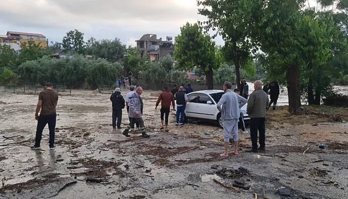 osmaniyede-saganak-kirdi-gecti-dere-tasti-7-otomobil-suruklendi-1747339437446.jpg Fotoğraf- AA