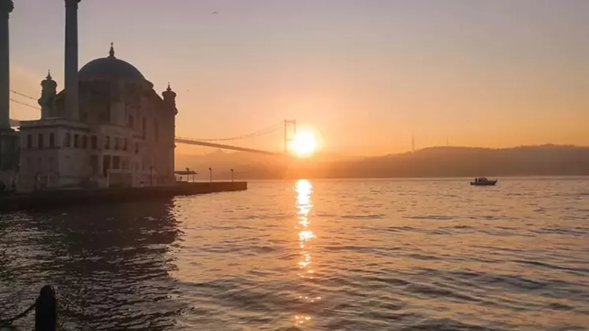 İstanbul Boğazı'nda sis ekili oluyor