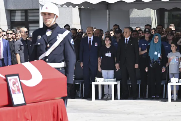 kagithanede-sehit-olan-polis-son-yolculuguna-ugurlandi-naasi-istanbul-emniyet-mudurlugunun-vatan-caddesindeki-1692964003119.jpg Kağıthane'de şehit olan polis memuru Hakan Telli son yolculuğuna uğurlandı