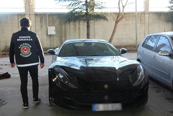Gümrük muhafaza ekipleri 187 milyon liralık 15 kaçak lüks otomobile el koydu - 3