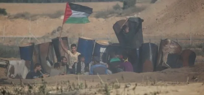 İşgalci İsrail askerleri Gazze sınırında yüzlerce Filistinliyi yaraladı