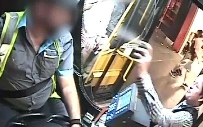 Otobüs şoförüne biber gazı ile saldırdı