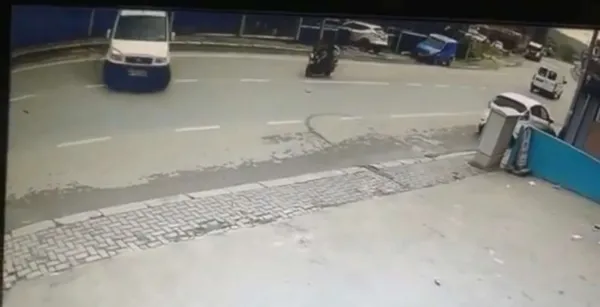 1635928705529.jpg Beykoz'da akılalmaz kaza: Camdan arabanın içine düştü - 3