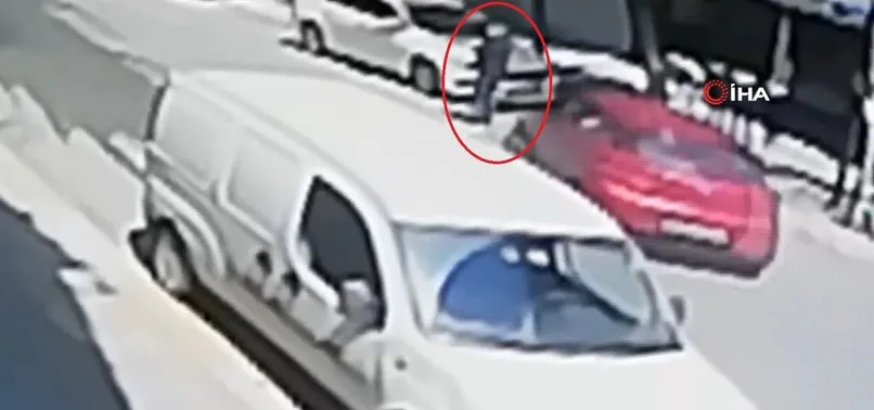 Çaldığı araçla polisten kaçarken, yayaya böyle çarptı | Video