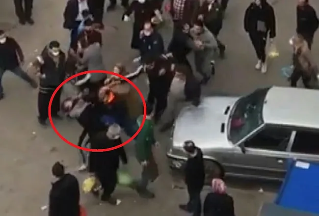 Bursa’da pazarda genç kadınla adamın yumruklu kavgası kameraya yansıdı - 3