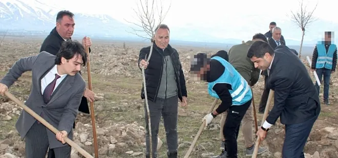 Hakkari'de fidanlar toprakla buluşturuldu