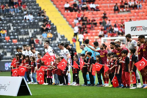 super-ligden-kume-dusen-ikinci-takim-belli-oldu-izmir-temsilcisi-goztepe-veda-etti-1650726688223.jpg Süper Lig'den küme düşen ikinci takım belli oldu! İzmir temsilcisi Göztepe veda etti - 4