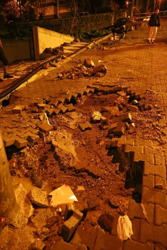 Son dakika: İzmir'de görülmemiş felaket! Hortum araçları 10 metre havaya kaldırıp binaların üzerinden savurdu