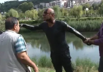 Polisten kaçarken dereye atladı