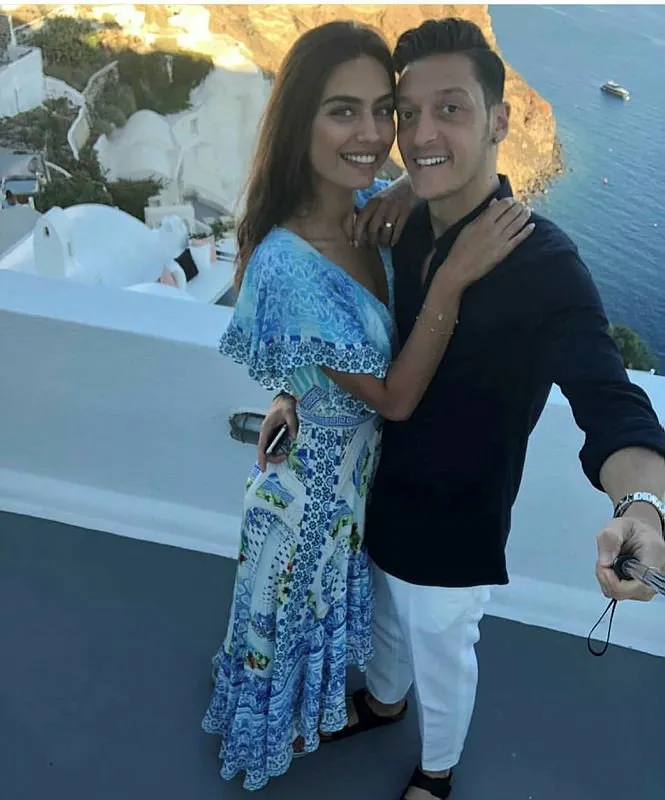Mesut Özil ile evlilik hazırlığı yapan Amine Gülşe’nin gelinliği olay oldu