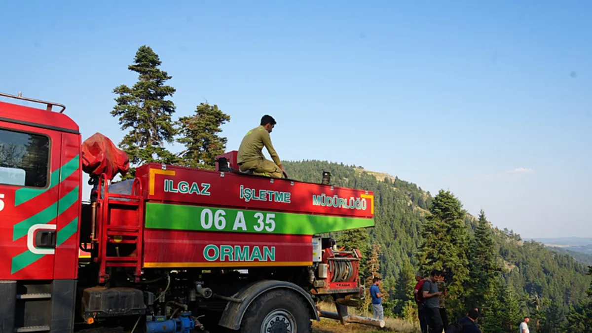 Alevlerin ortasında mukaddes bir duruş! Namazını arazöz üzerinde kıldı yüreklere dokundu