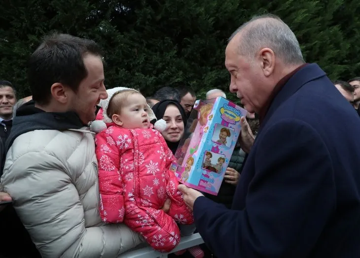 Başkan Erdoğan cuma sonrası çocuklara oyuncak dağıttı