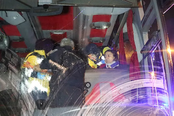 Konya'da yolcu otobüsü şarampole devrildi - 1
