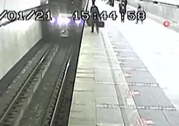 Metroda korkunç anlar! Raylara düşen çocuk...
