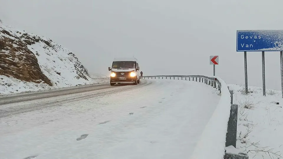 Van’da kar yağışı aniden bastırdı! Sürücüler zor anlar yaşadı | Van Valisi Mehmet Emin Bilmez’den flaş açıklamalar...