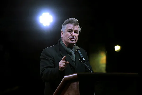 sette-kan-dokuldu-alec-baldwin-kimdir-kac-yasinda-alec-baldwin-oynadigi-filmler-nelerdir-1634881321486.jpg Sette kan döküldü! Alec Baldwin kimdir, kaç yaşında? Alec Baldwin oynadığı filmler nelerdir? - 5
