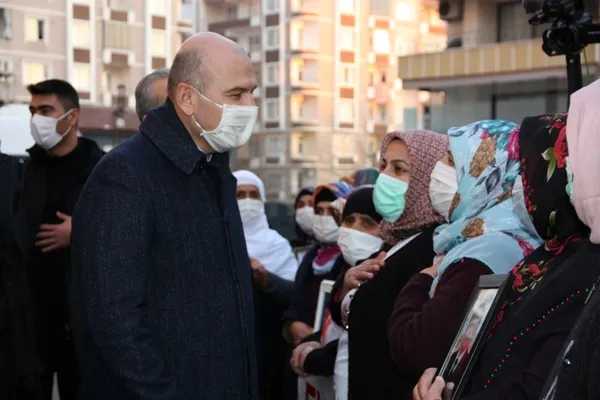 İçişleri Bakanı Süleyman Soylu’dan HDP önünde evlat nöbetindeki ailelere ziyaret
