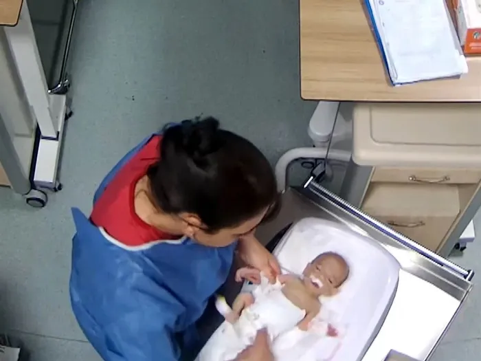 yenidogan-bebege-iskence-etmisti-cani-hemsirenin-ifadesi-ortaya-cikti-1769354146105.jpg Çıkarıldığı mahkemede önceki savunmalarını yinelediğini ve ekleyecek bir şeyi olmadığını söyleyen cani hemşireye, 5 günlük bebeğe uyguladığı işkenceye ilişkin görüntüler izlettirildi (DHA)