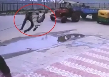 İlginç kaza! Kadının üzerine uçtu