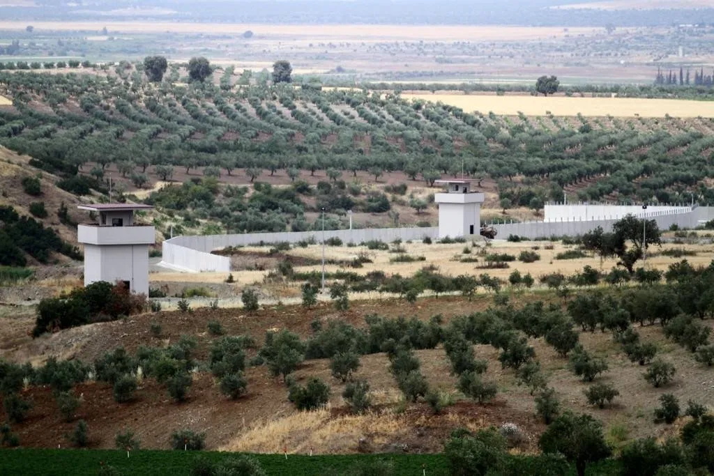 Suriye sınırındaki güvenlik duvarı çalışmaları sürüyor Suriye sınırındaki güvenlik duvarı çalışmaları sürüyor