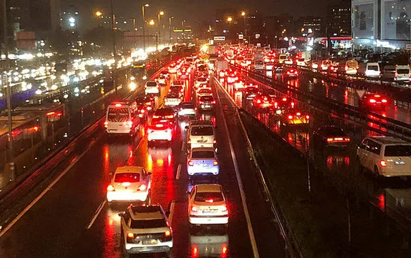 İstanbul’da yeni hafta trafikle başladı! Milyonlar yolda kaldı
