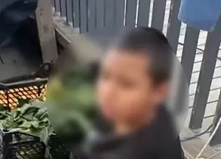 Sarıyer’de akılalmaz olay! Pazarda eşofman çalan çocuğu iple bağladı