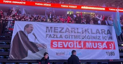 TÜGVA Gençlik Buluşması'nda dikkat çeken Başkan Erdoğan pankartı: Mezarlıklara fazla gitmediğiniz için sevgili Musa