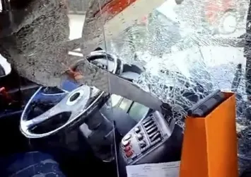 İETT otobüsü beton mikserine çarptı! Şoför yaralandı