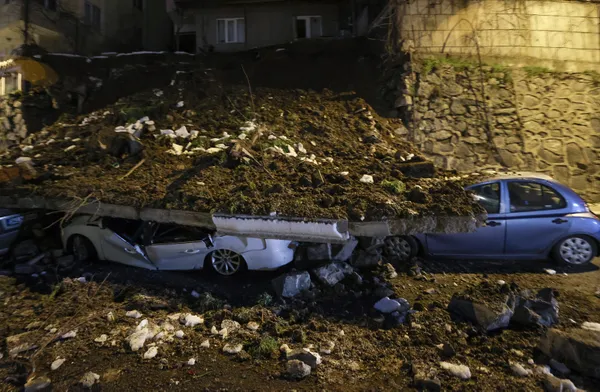 1613531132806.jpg Kağıthane’de istinat duvarı çöktü, 4 araç enkaz altında kaldı - 1