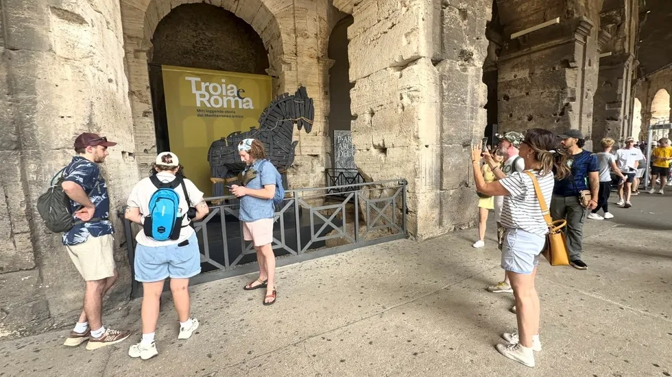troya-221-eserle-kolezyumda-bakan-ersoy-kultur-turizmine-katki-saglayacak-1781192016814.jpeg Troya, 221 eserle Kolezyum'da! Bakan Ersoy: Kültür turizmine katkı sağlayacak - 4