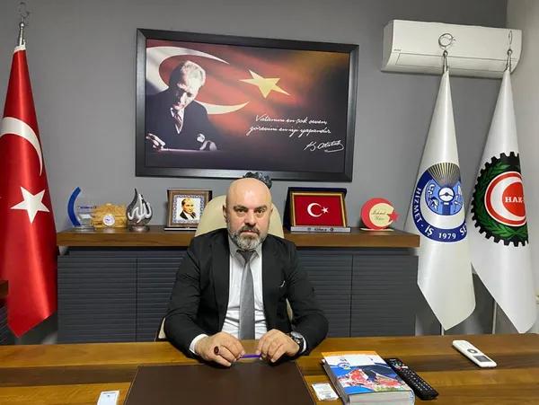 chpli-mersin-buyuksehir-belediye-baskani-vahap-secer-soforunu-sendika-baskani-yapti-olan-isciye-oldu-1674532154402.jpg CHP’li Mersin Büyükşehir Belediye Başkanı Vahap Seçer şoförünü sendika başkanı yaptı olan işçiye oldu - 1