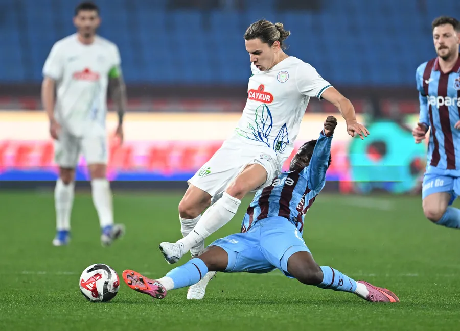 karadeniz-derbisinde-firtina-esti-trabzonspor-rizesporu-tek-golle-gecti-1773515694938.jpg Karadeniz derbisinde fırtına esti! Trabzonspor - Çaykur Rizespor'u mağlup etti - 5