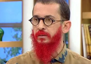 'Sakallarımı annem için kırmızıya boyattım'