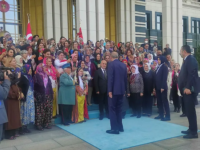 kadin-ciftcileri-yalniz-birakmayan-baskan-erdogan-28-ekimde-mujdeyi-aciklayacak-1666161820412.jpg Kadın çiftçileri yalnız bırakmayan Başkan Erdoğan 28 Ekim’de müjdeyi açıklayacak - 3