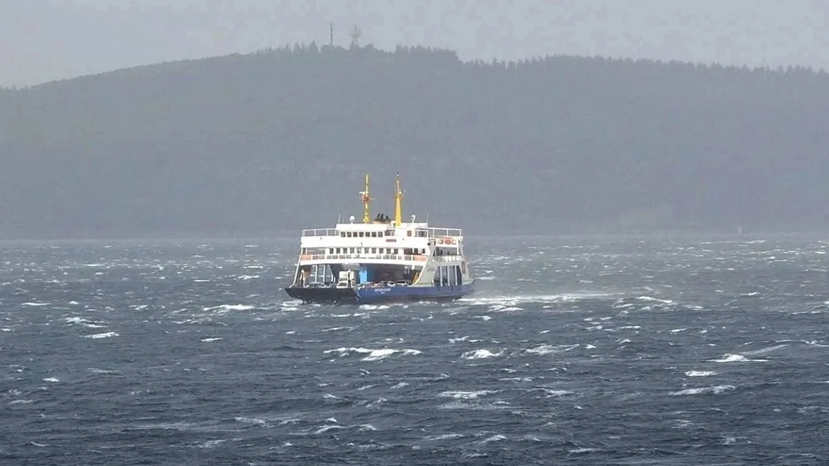 Narlı-Marmara feribot hattına fırtına engeli!