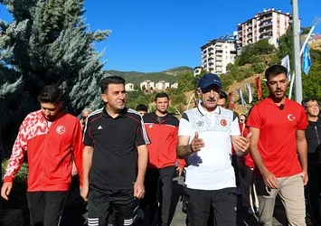 Bakan Uraloğlu Mameki Parkı'nda gençlerle yürüyüş yaptı!