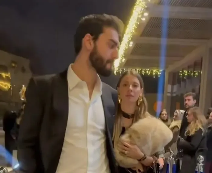 tuba-unsal-11-yas-kucuk-sevgilisiyle-boyle-goruntulendi-1765441326734.jpeg Kaynak: Sosyal medya