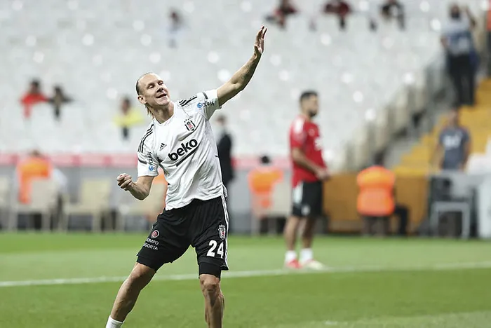 Beşiktaş - Yeni Malatya maçında şoke eden sakatlar! Domagoj Vida ve Alex Teixeira oyuna devam edemedi