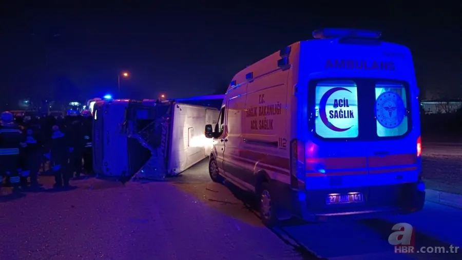 Gaziantep’te kabus gibi kaza: Servis minibüsü ile otomobil çarpıştı: 2’si ağır 10 yaralı 9