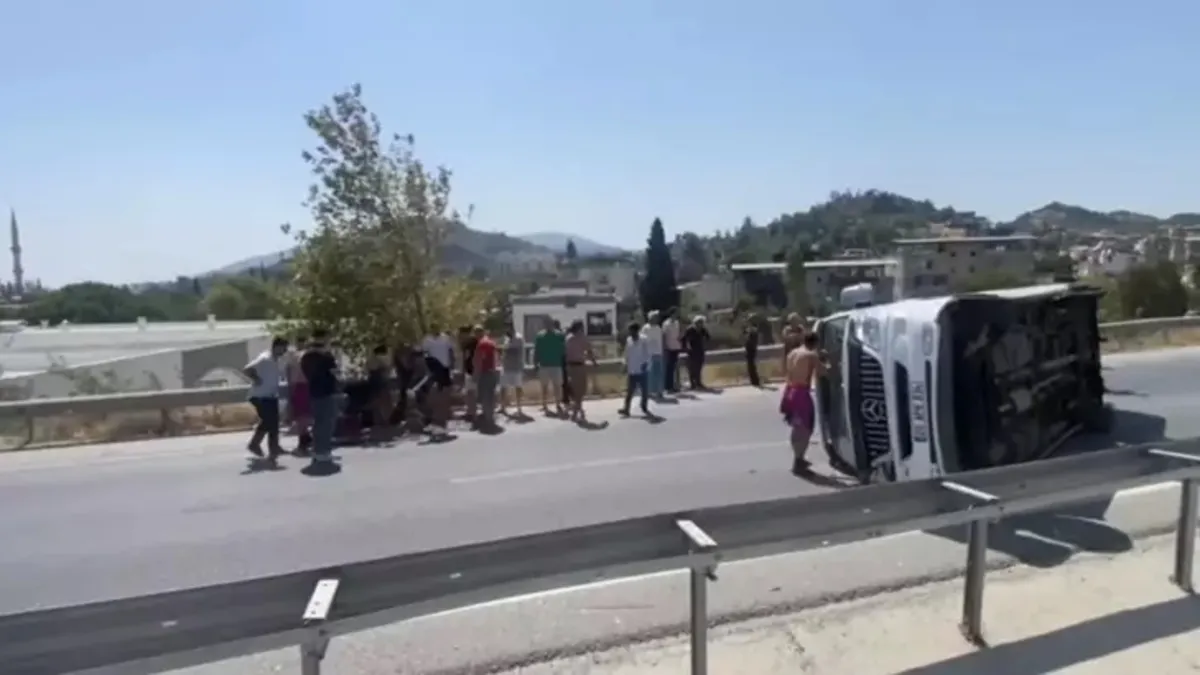 Aydın'da turistleri taşıyan minibüs devrildi: 7 yaralı