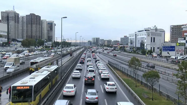 1632929441777.jpg İstanbul'da yağmurun etkisiyle trafik giderek artıyor! İstanbul trafiğinde yoğunluk yüzde kaç? A Haber ekranlarında İstanbul trafiğinde son durum - 2