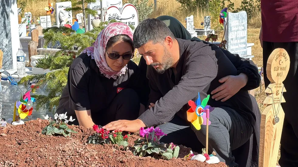 eskisehirde-3-yasindaki-elif-mavinin-olumunde-yeni-gelisme-ev-hapsi-verilen-surucu-tutuklandi-1788862378731.jpg Eskişehir'de 3 yaşındaki Elif Mavi'nin ölümünde yeni gelişme! Ev hapsi verilen sürücü tutuklandı - 2