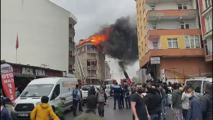 Son dakika: İstanbul Esenyurt'ta 5 katlı binanın çatısında yangın paniği - 1