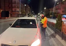 Yolun ortasında sızan sürücü polisi bile şaşkına çevirdi